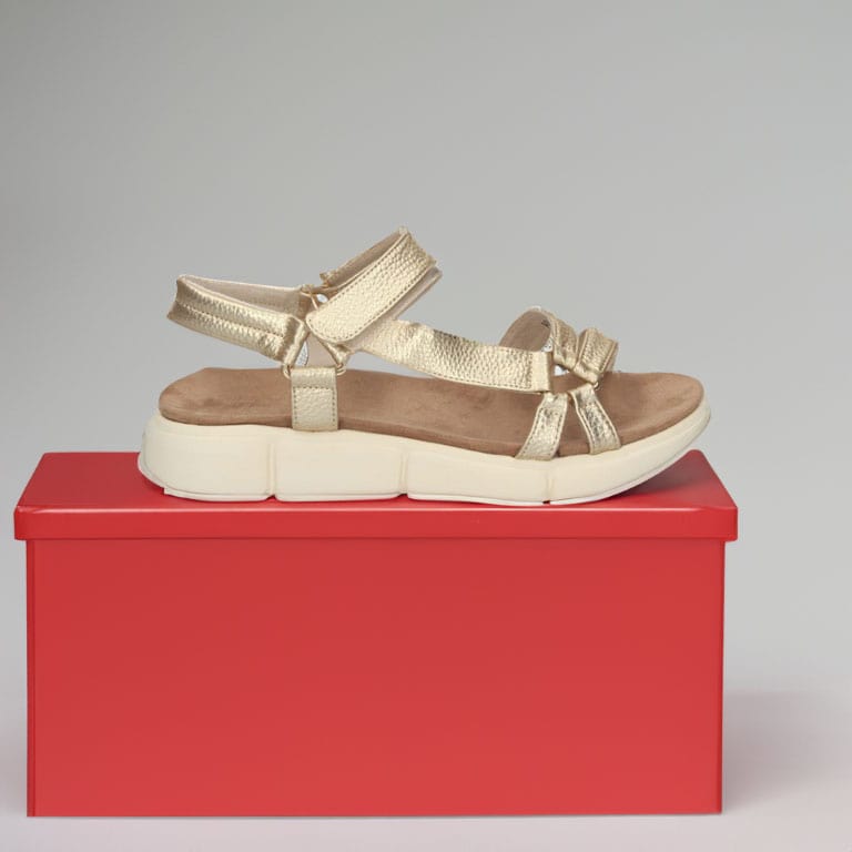 Sandalias doradas cómodas para mujer PuntoSalao