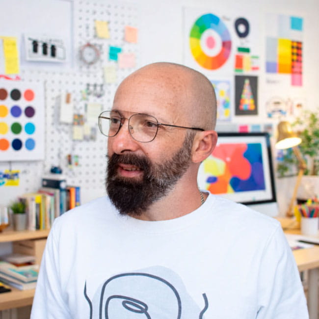 Estudio de diseño gráfico especializado en branding, logotipos y formación online. Impulsa tu marca con David Creativo.